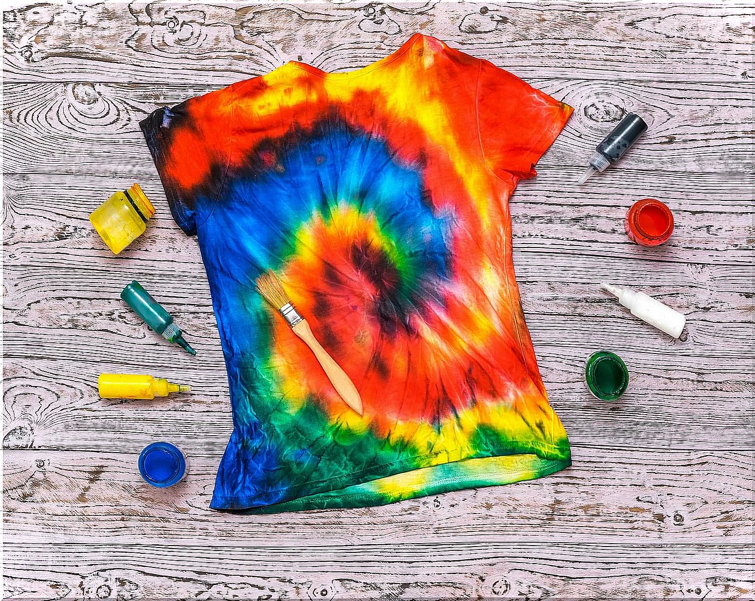 Painted T-shirt, one of the dynamics of creativity for children.