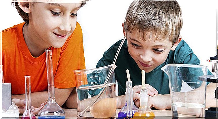 Experiments to do at home with children pique their curiosity.