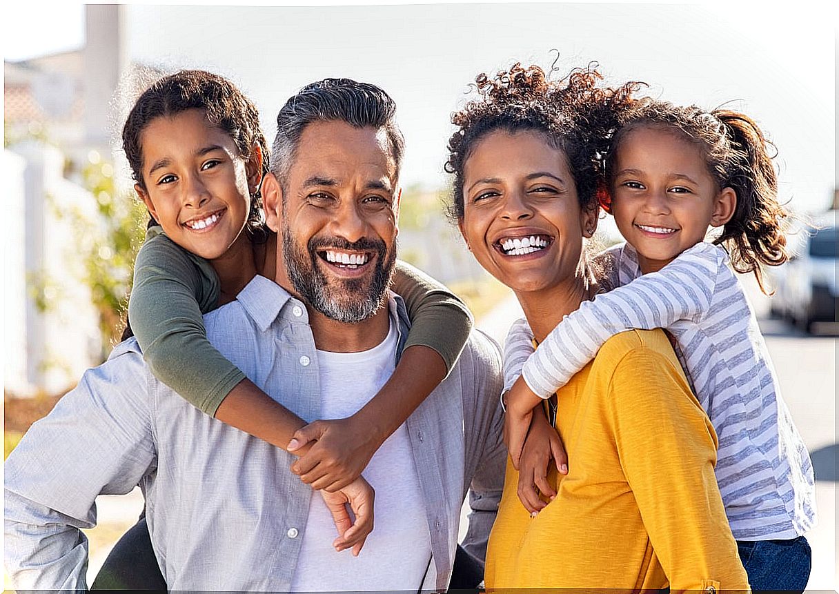 Parents celebrating with their children the World Day of Mothers and Fathers.