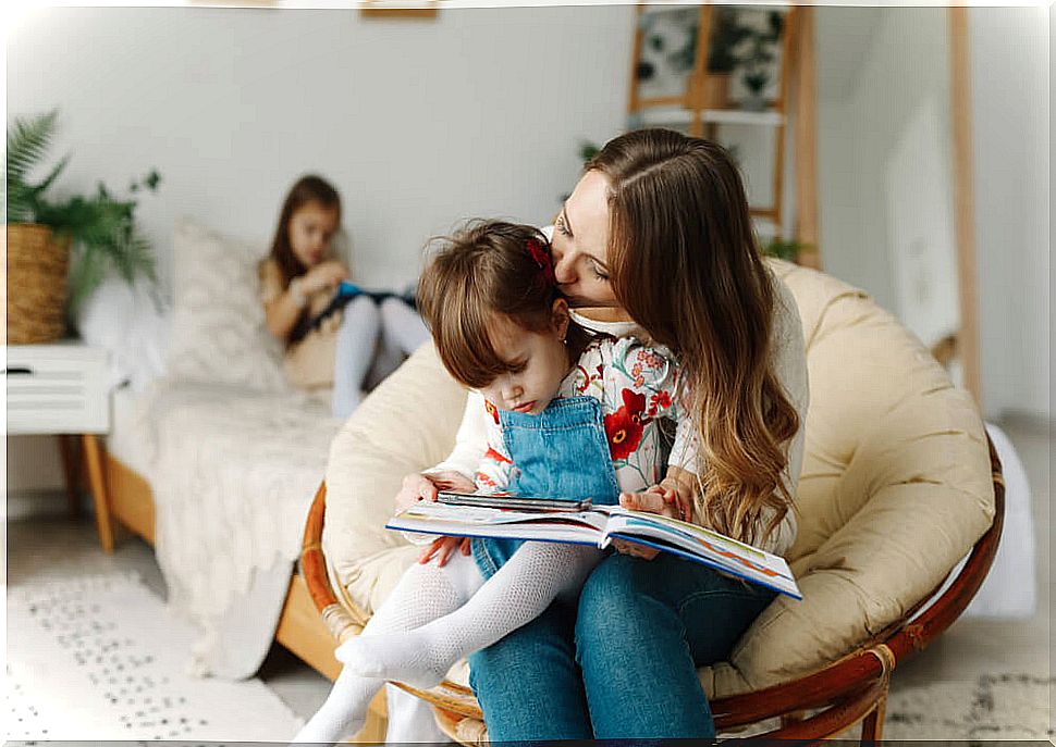 Mother and daughters reading books and stories applying the strategies involved in reading comprehension.