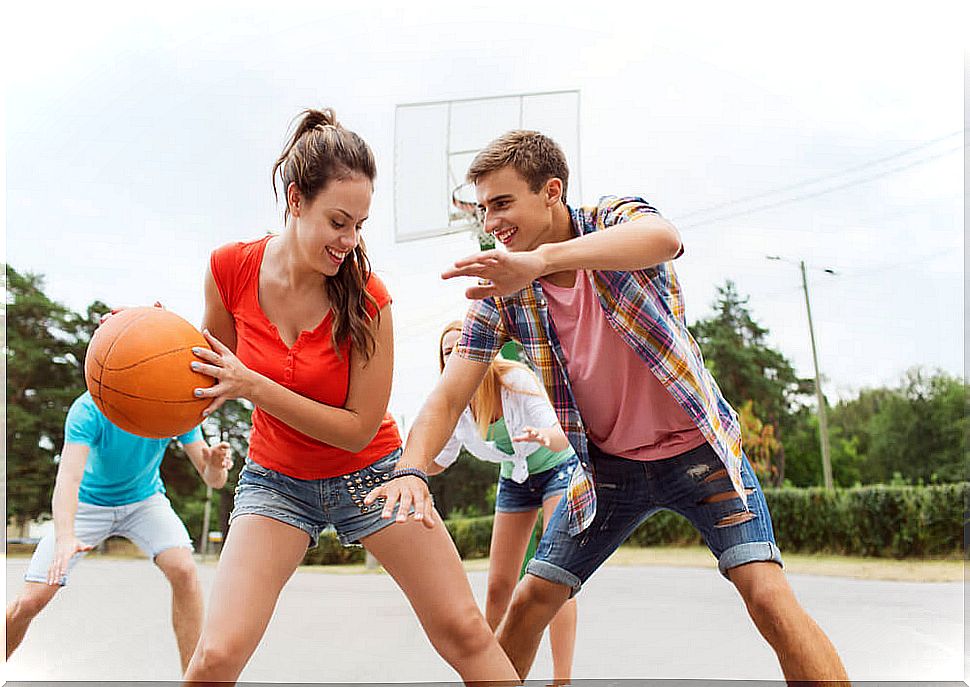 Teenagers playing basketball with one of the forms of alternative leisure.