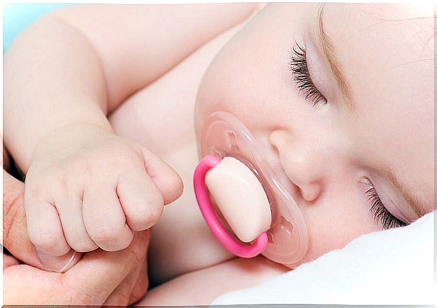 Remember that it is not bad for children to sleep with a pacifier, it even has some benefits for their well-being.