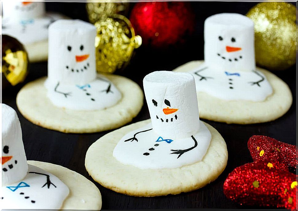 Snowmen as one of the Christmas snacks for children.