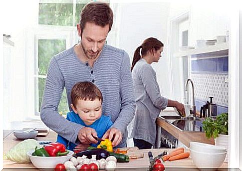 Cooking with children is a good way to have a good time with the family.