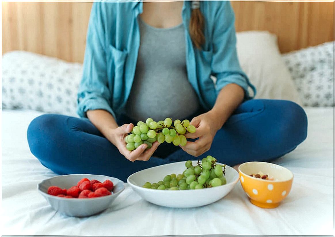 Pregnant woman eating a diet to prevent gestational diabetes.