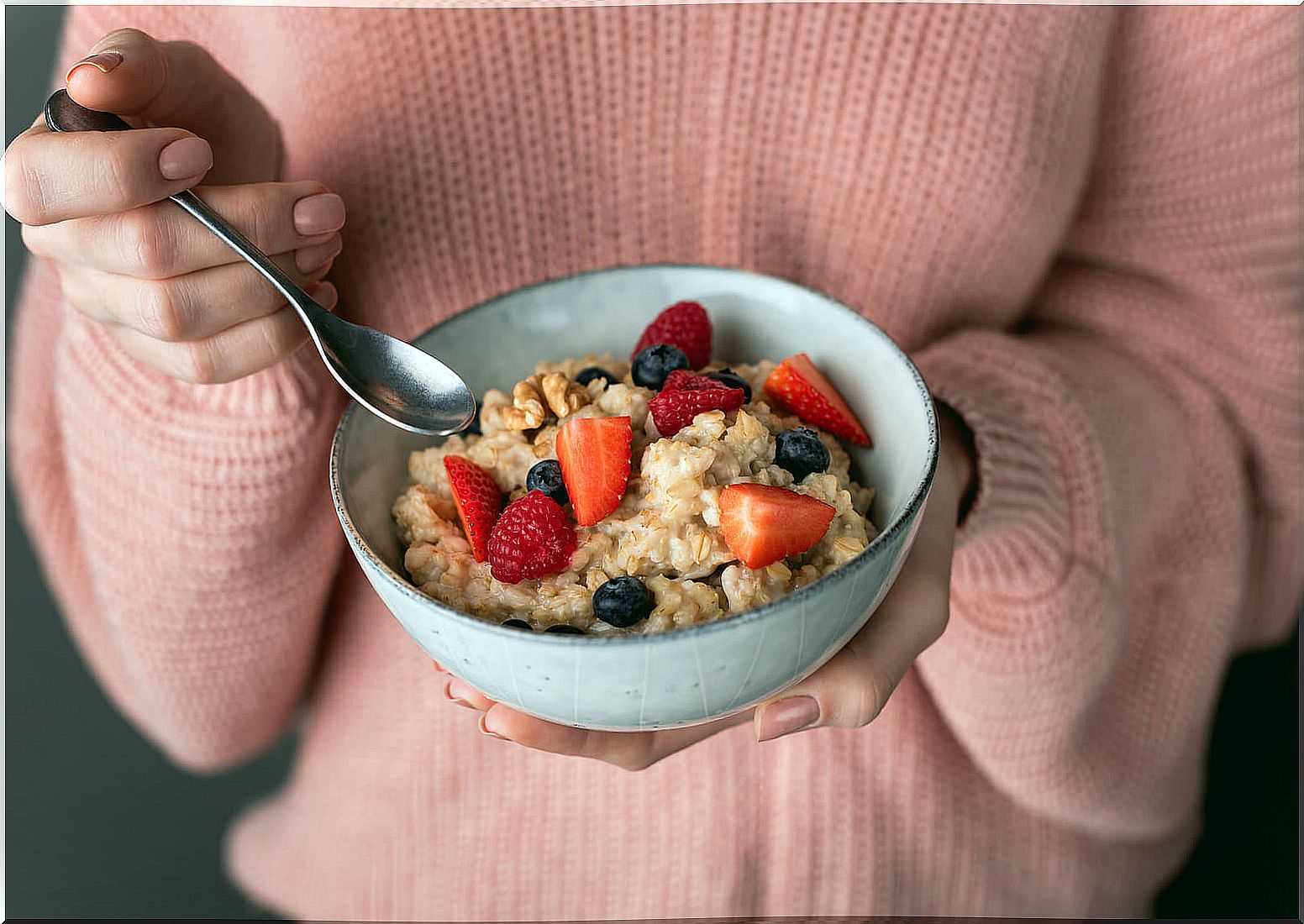 Woman having a healthy breakfast to prevent gestational diabetes.