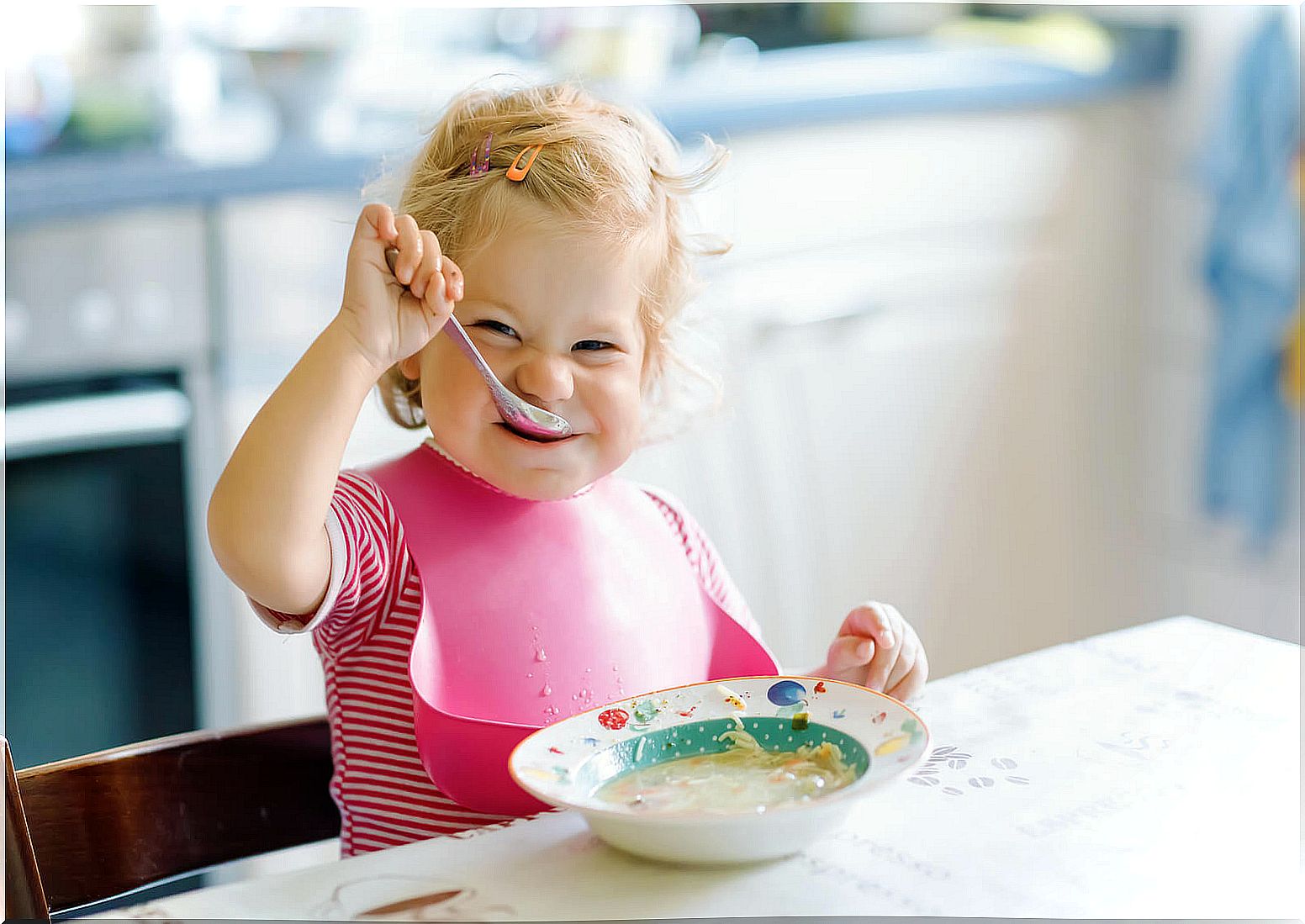 Baby eating only with a spoon a diet with gluten.