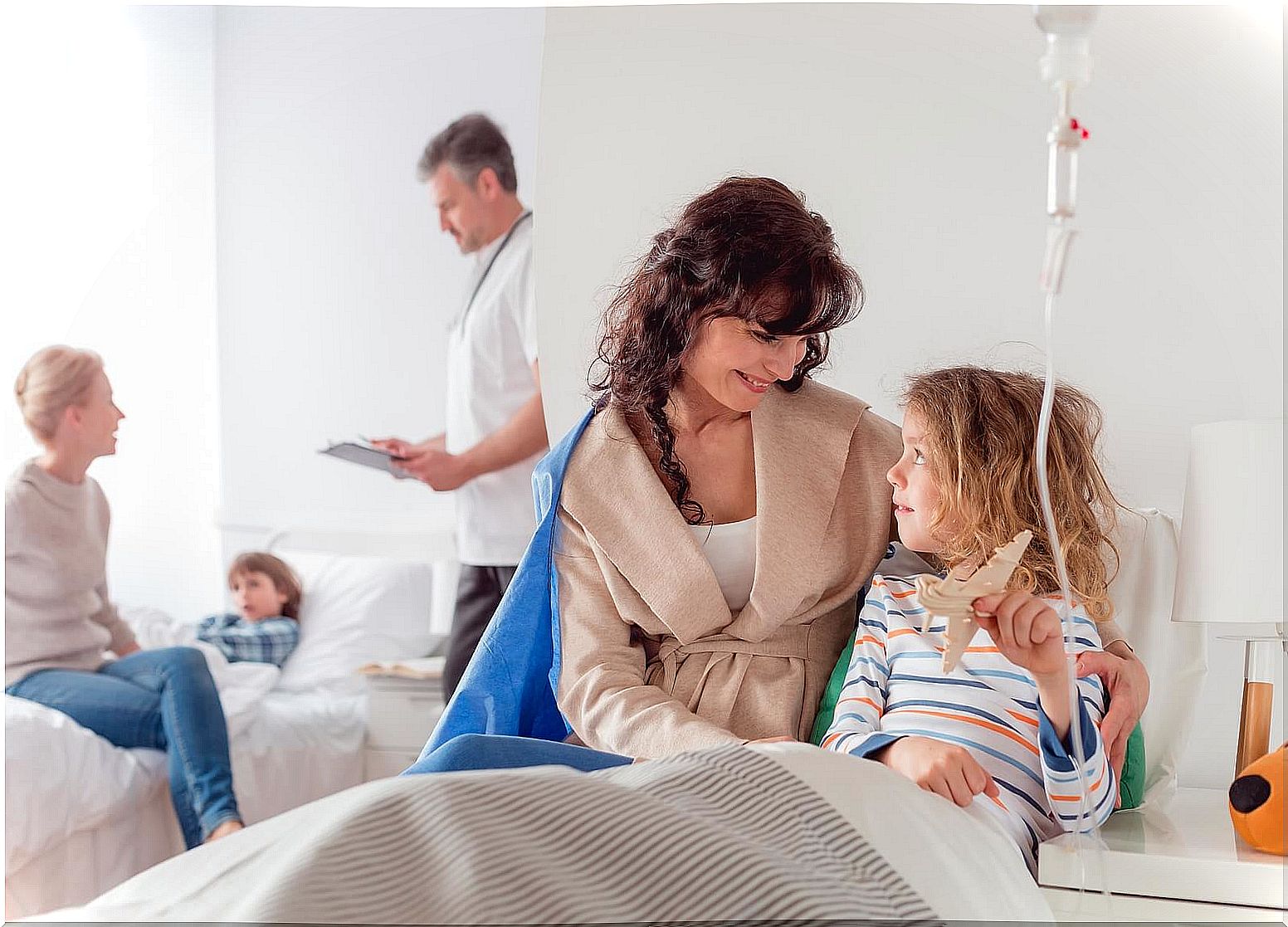 Mother with her daughter during the admission of her sick brother to the hospital.