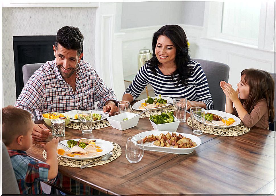 Family eating at home thanks to the tips for planning a healthy menu.