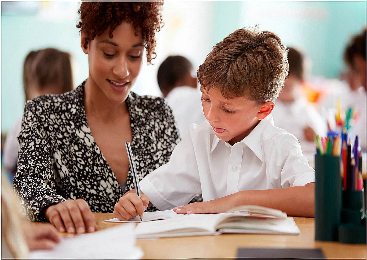 Teacher supporting a student in class without becoming a hypertutor.