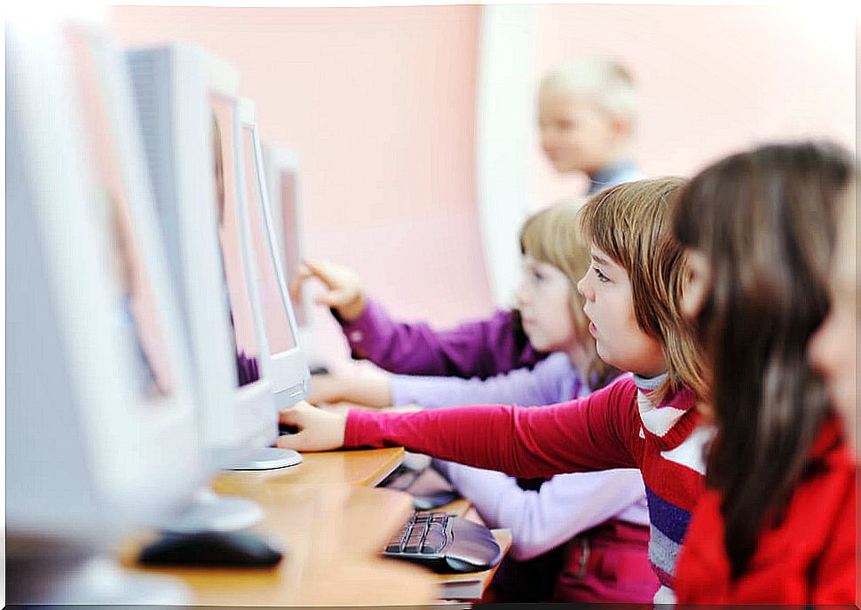 Children in class using new technologies.