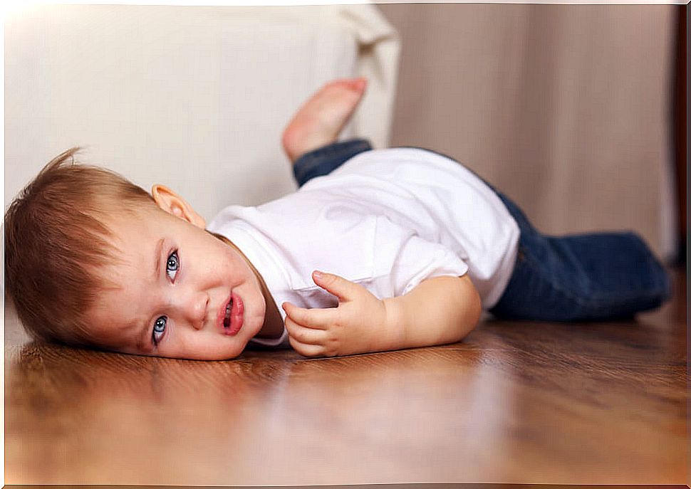 Child lying on the floor with a tantrum, one of the most frequent affective development conflicts.