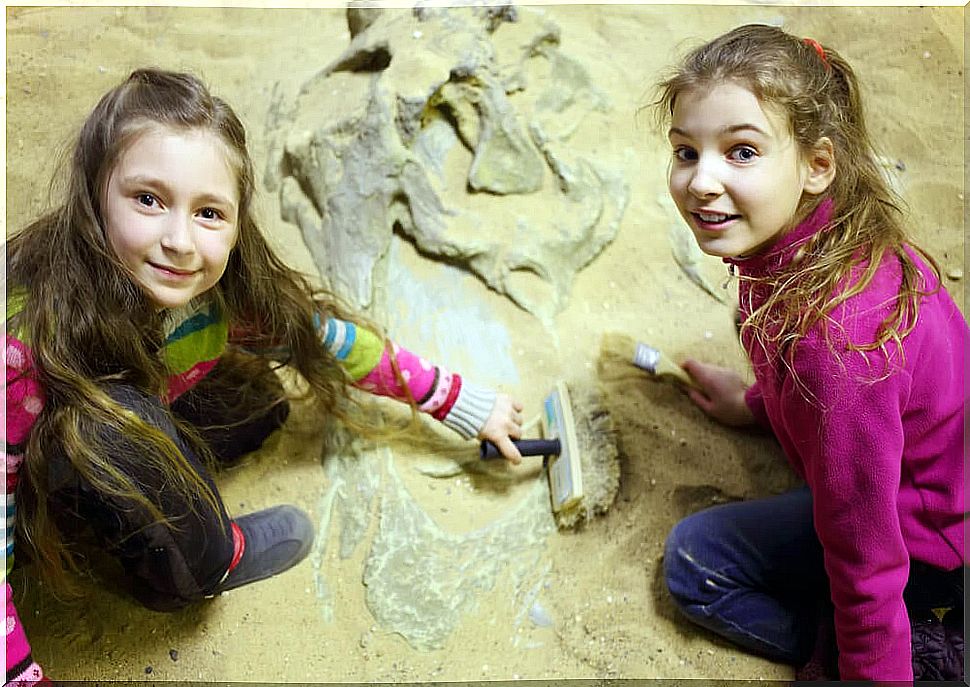 Girls in Dinópolis, one of the museums in Spain that you have to visit with your children.