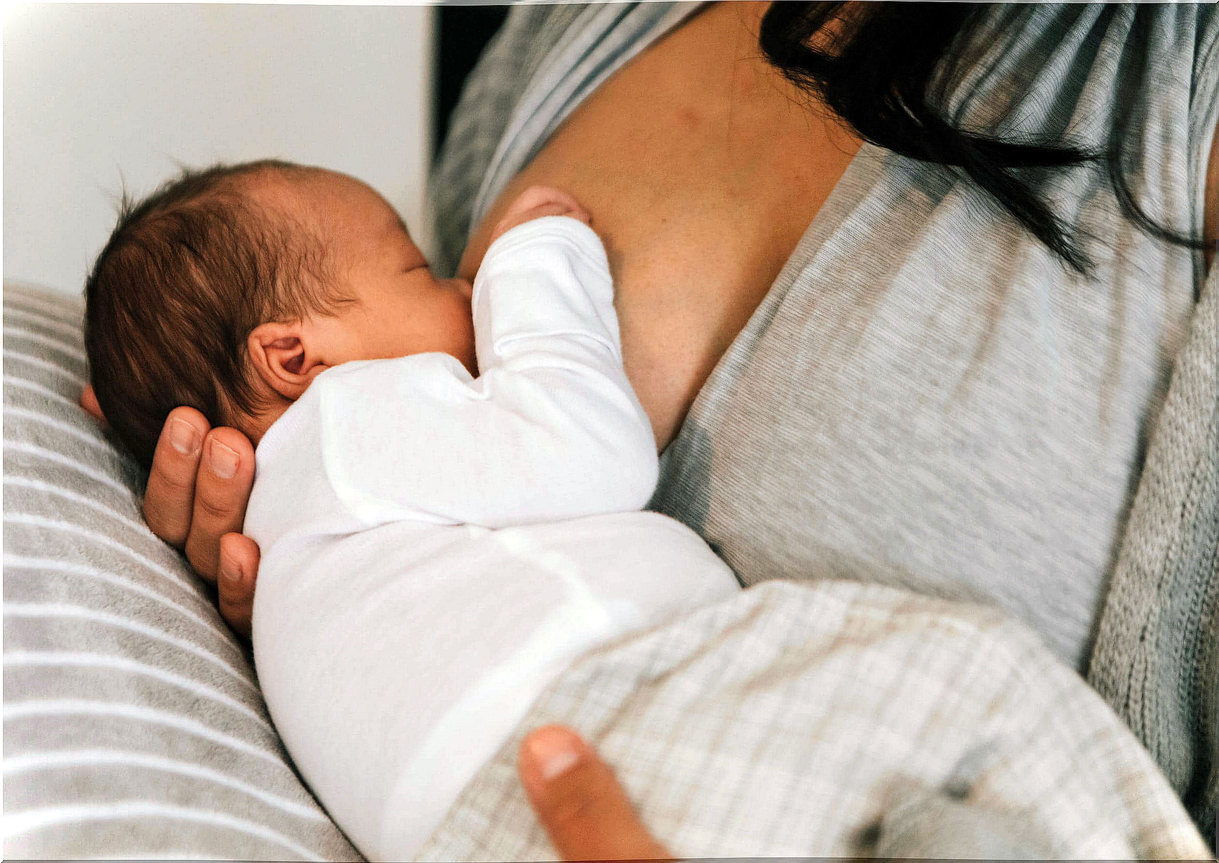 5 tricks to make breastfeeding easier