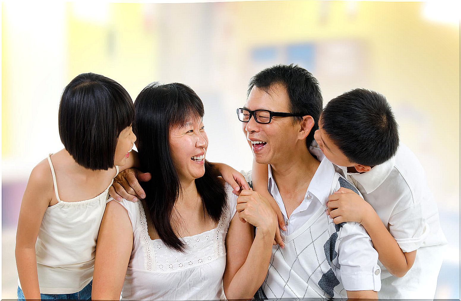 Father talking happily and happily with the oasis son and the teacher son.