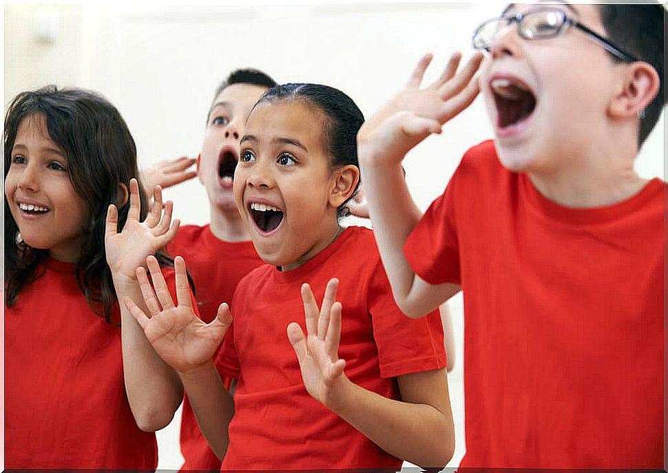 Children learning through theater pedagogy.