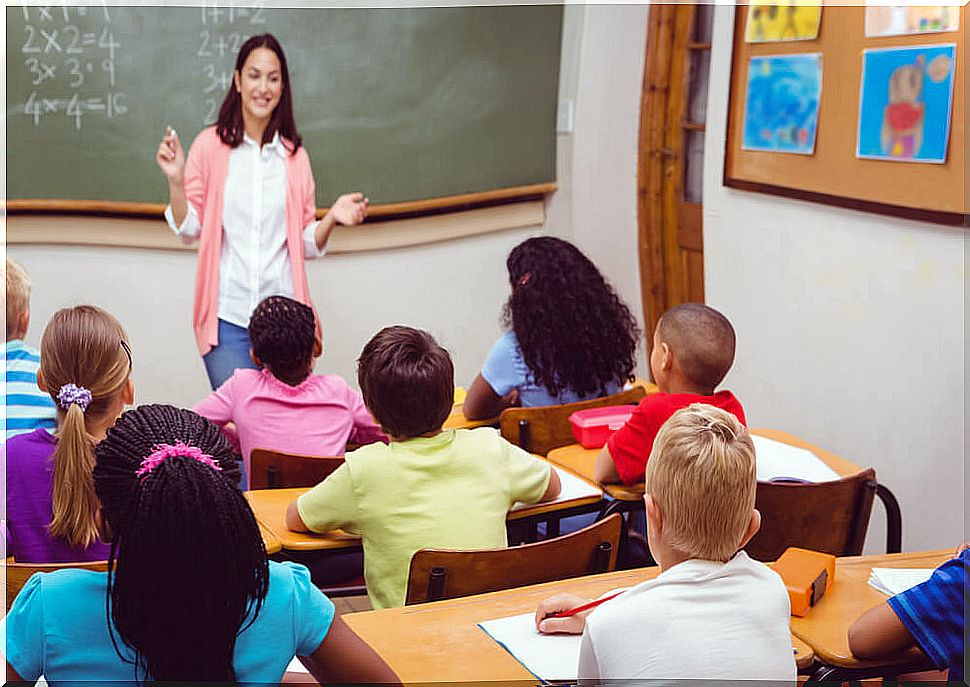 Teacher in class explaining to her students what shared teaching is.